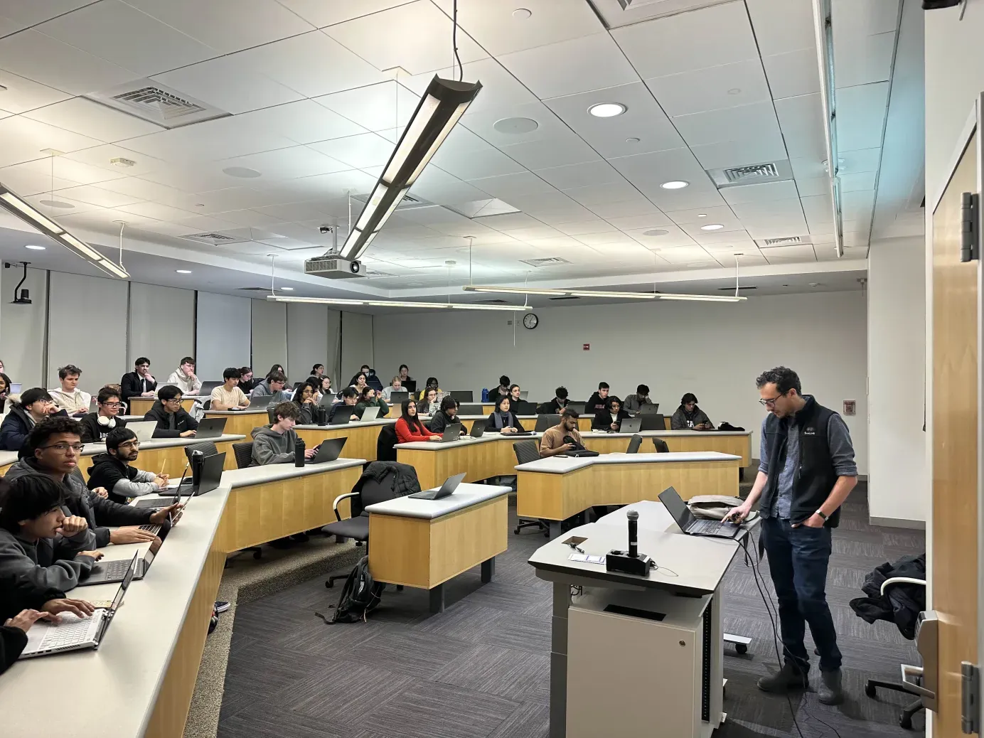 Full lecture hall during an AINU session